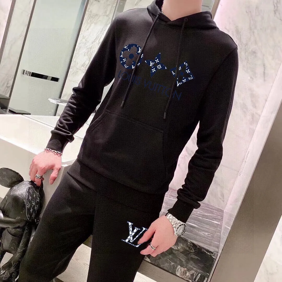 🅿️400 direct batch [LV Louis Vuitton] (Fat Man Gospel) hot-selling suit is coming. Focus on the original version of the official website. 2025 new hot-selling cardigan sweater suit. The original order is the best. 🇭🇰The meticulous work of top designers. Just for a fitting and perfect upper body effect. 100% natural high-quality Roman cotton, close-fitting comfort, noble and elegant! Original hardware embodies elegance and nobility! Counter size: M-5XL (maximum wear up to 220 pounds)